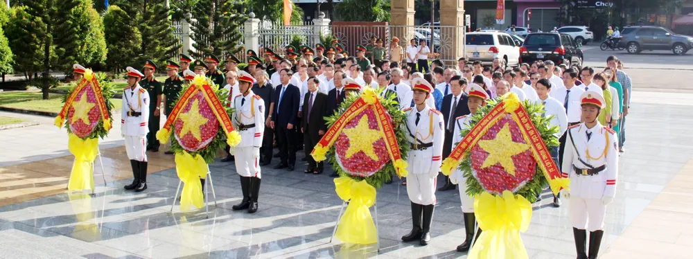 Các lãnh đạo tỉnh Gia Lai dâng hoa, tưởng niệm các anh hùng liệt sĩ IMG_2278.JPG