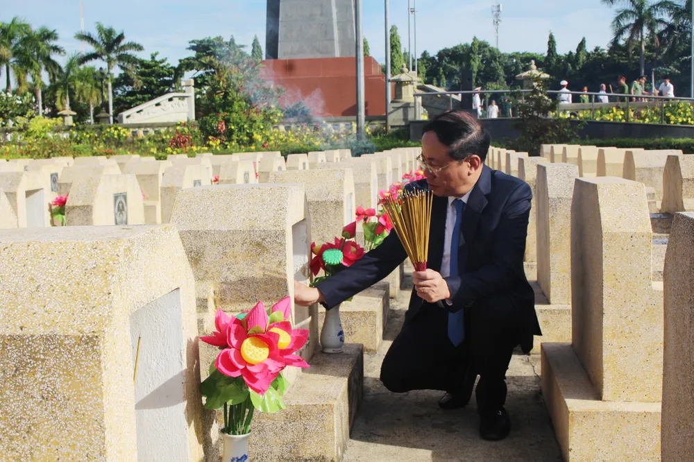 Chủ tịch UBND tỉnh Gia Lai Phạm Anh Tuấn dâng hương các anh hùng liệt sĩ IMG_2313.JPG