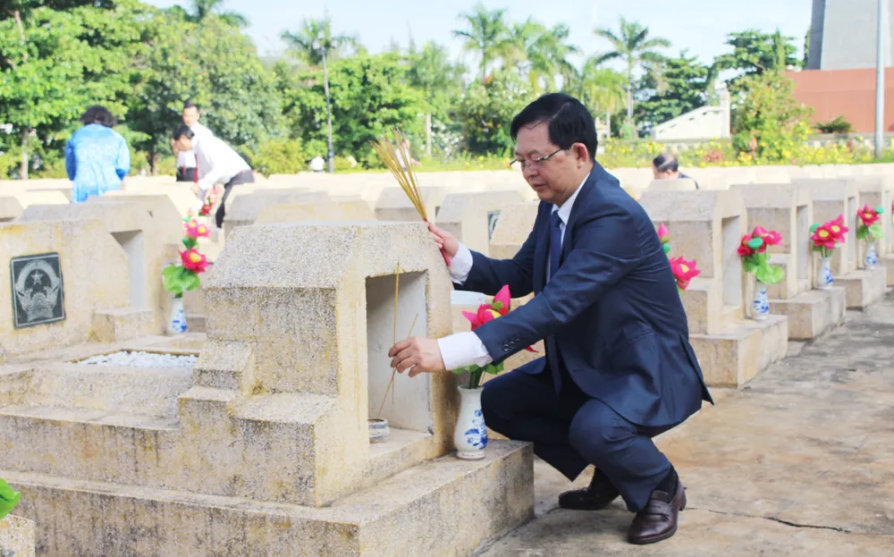 Bí thư Tỉnh ủy Gia Lai Hồ Quốc Dũng dâng hương tưởng niệm các anh hùng liệt sĩ IMG_2317.JPG