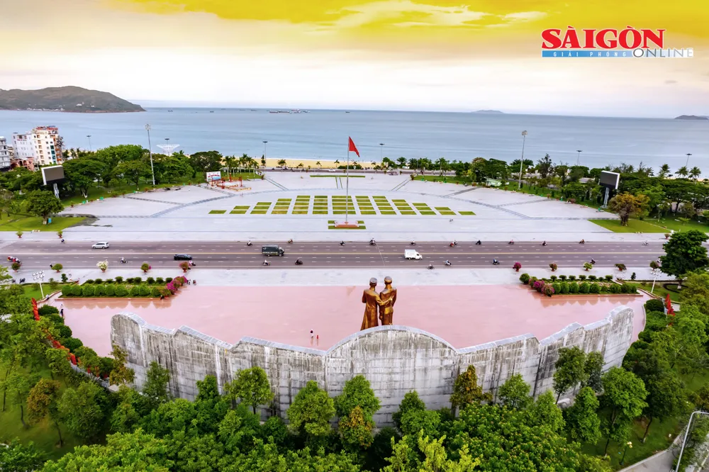 Tượng đài Nguyễn Sinh Sắc - Nguyễn Tất Thành là công trình có dấu ấn nghệ thuật, có nhiều giá trị lịch sử. Ảnh: NGUYỄN PHAN DŨNG NHÂN ngoc-oai-5-5112.jpg