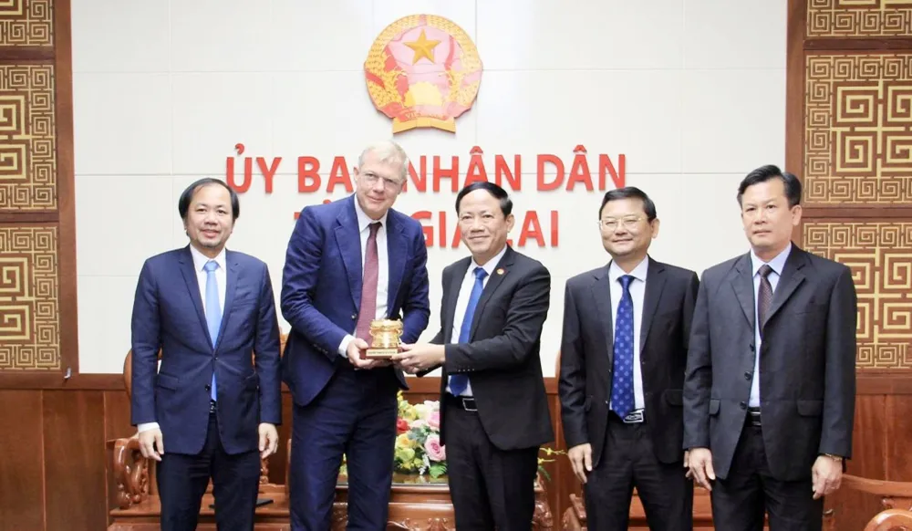 Lãnh đạo UBND tỉnh Gia Lai trao quà lưu niệm cho CEO Tập đoàn CTP. Ảnh: UBND tỉnh Gia Lai z6952783775031_60f0ba73c8d2e48feb722930297e533a.jpg