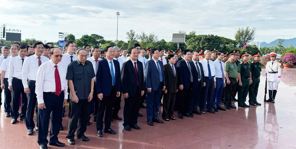 Các đồng chí lãnh đạo bày tỏ lòng thành kính trước Tượng đài Nguyễn Sinh Sắc - Nguyễn Tất Thành z6954644880298_f99ec41c2c06e8c4bcb401858c26e4ac.jpg