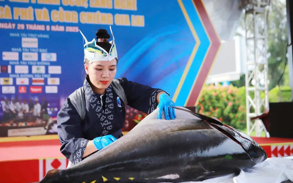 Đầu bếp nữ khéo léo phi lê con cá ngừ đại dương gần 60kg 1.jpg