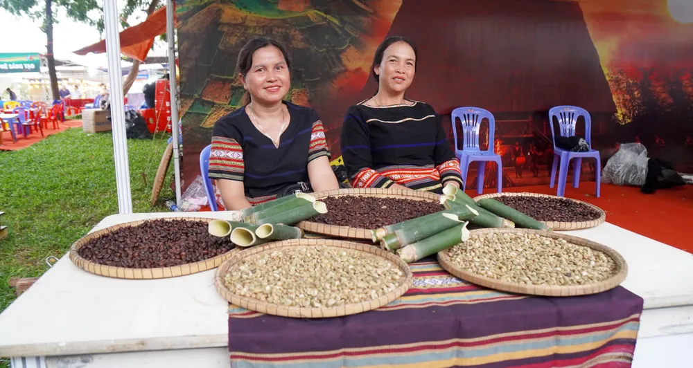 Nghệ nhân Jrai chuẩn bị nguyên liệu trình diễn cách uống cà phê lâu đời của các buôn làng Tây Nguyên 11.jpg
