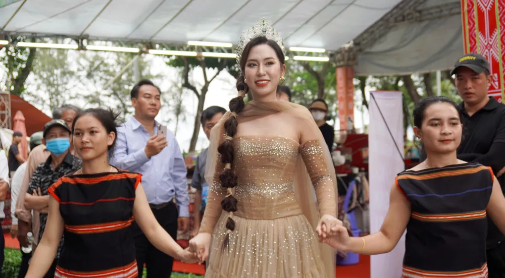 Hoa hậu Đinh Thị Hoa - Đại sứ truyền thông lễ hội cùng giao lưu với các bạn trẻ phố núi Pleiku 12.jpg