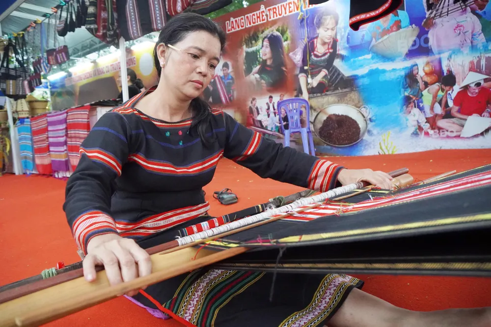 Nghệ nhân Pyưi' dệt thổ cẩm cho du khách xem 5.jpg