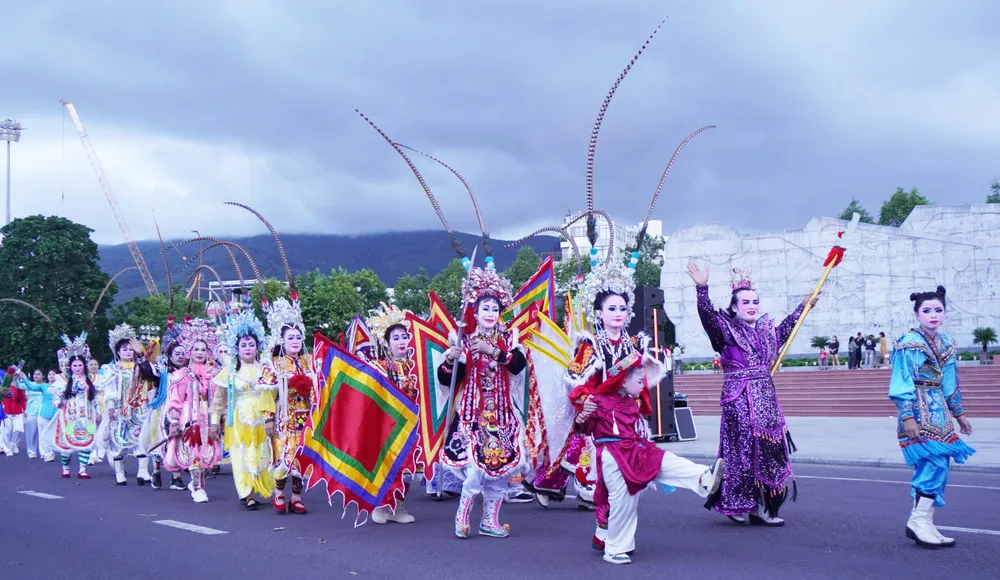ក្រុមសិល្បៈប្រពៃណីរបស់ tuong និង Bai Choi ចូលរួមក្នុងក្បួនដង្ហែ a18.jpg