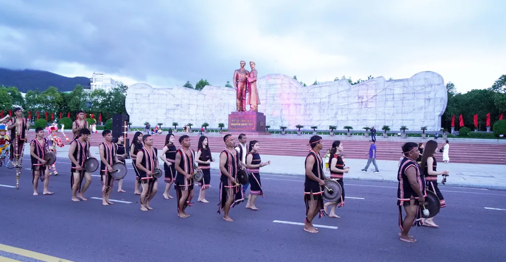 ក្រុមសម្តែងនៅ Gia Lai ឆ្លងកាត់វិមាន Nguyen Sinh Sac - Nguyen Tat Thanh a21.jpg