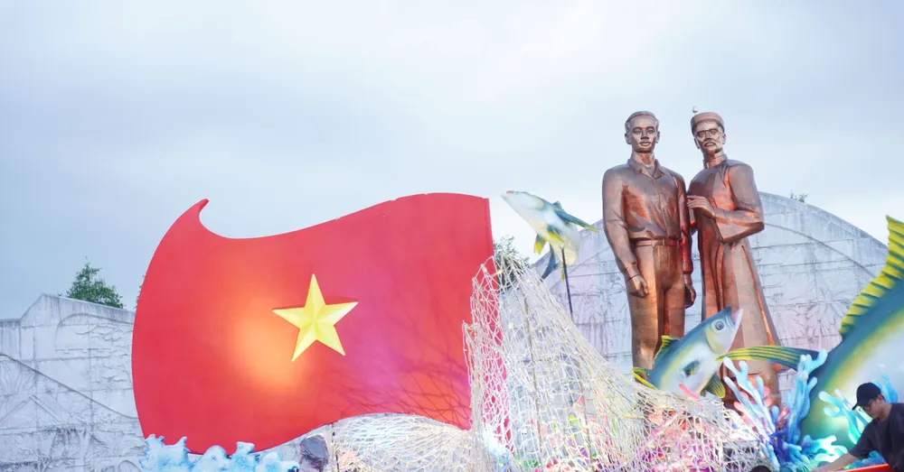 ពិធីបើកបានប្រព្រឹត្តទៅនៅទីលានសមុទ្រទល់មុខវិមាន Nguyen Sinh Sac - Nguyen Tat Thanh។ a27.jpg