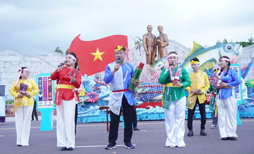 បច្ចុប្បន្ន Bai Choi របស់ Binh Dinh កំពុងត្រូវបានអភិវឌ្ឍយ៉ាងខ្លាំង ដោយសារពិធីបុណ្យ និងទេសចរណ៍។ b1.jpg