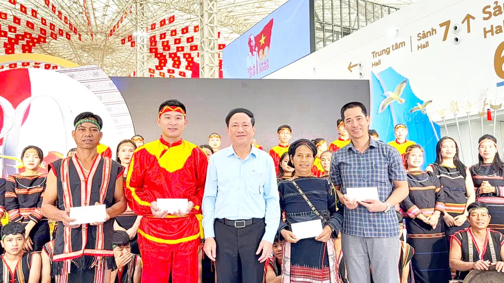 Chủ tịch UBND tỉnh Gia Lai Phạm Anh Tuấn trao quà cho các nghệ nhân, thành viên tại triển lãm z6963311383489_bef9c92b1a3601a2598a4ca992309419.jpg