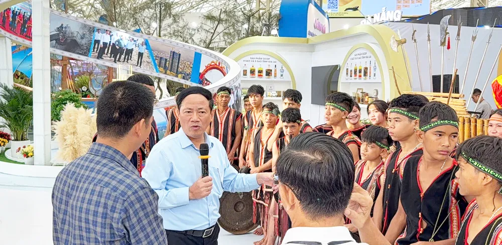 Ông Phạm Anh Tuấn (cầm mic) trực tiếp chỉ đạo tại hiện trường z6963312096208_54e5e871818c3253a35bd45adf6a0afd.jpg