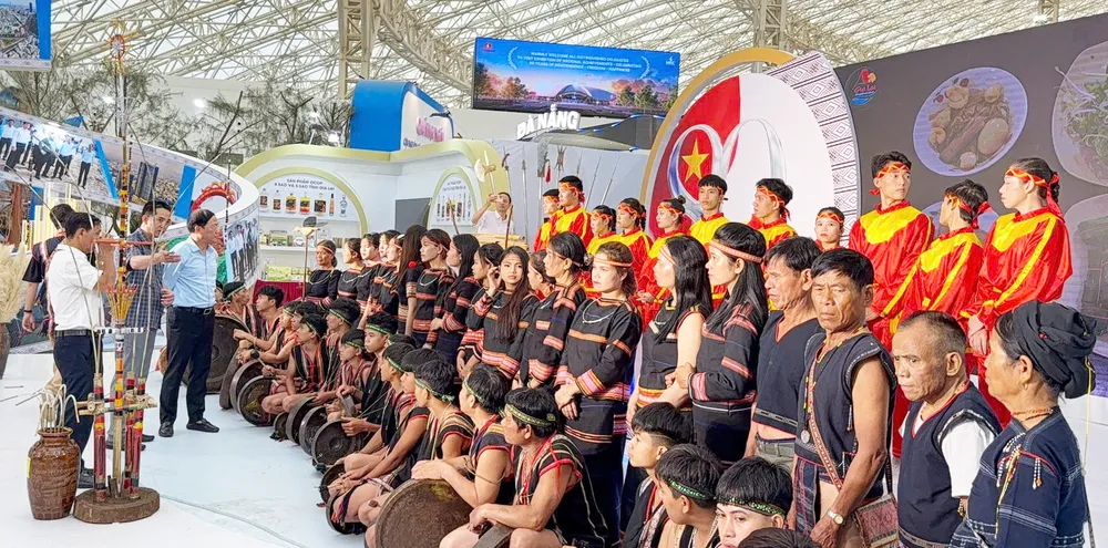 Không gian trưng bày thành tựu phát triển tỉnh Gia Lai hội tụ nhiều bản sắc, đặc trưng tiêu biểu 2 miền biển Nam Trung bộ và Tây Nguyên z6963312101556_9d3d3adba3b56759fdb1bc87a14e0d17.jpg