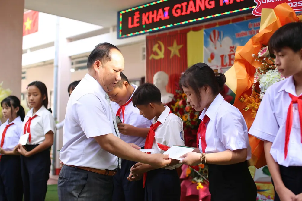Ông Rah Lan Chung, Chủ tịch HĐND tỉnh Gia Lai trao quà cho các học sinh xã đảo Nhơn Châu cn12.jpg
