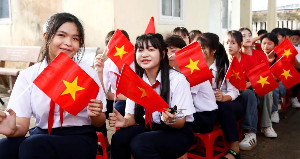 Các em học sinh ở xã đảo Nhơn Châu rực rỡ trong lễ khai giảng năm học mới NC1.jpg