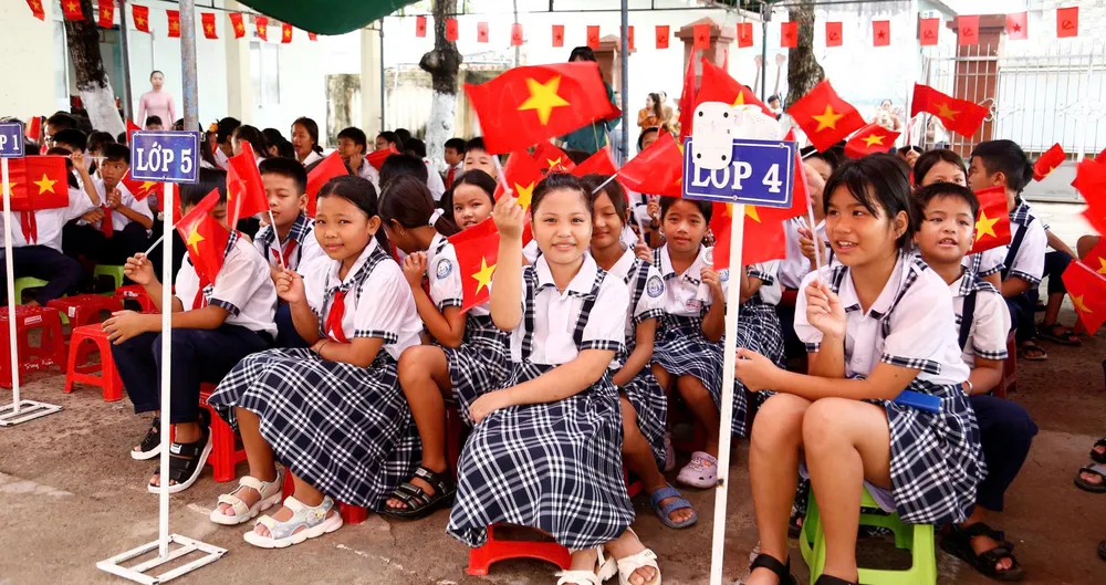 Rực rỡ cờ đỏ sao vàng trong ngày khai giảng năm học mới ở xã đảo Nhơn Châu NC2.jpg