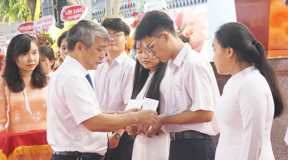 Lãnh đạo phường Quy Nhơn (tỉnh Gia Lai) trao quà cho các học sinh ở Trường THPT Trưng Vương z6978274724317_406ae992d39417788e01ce696f577baf.jpg