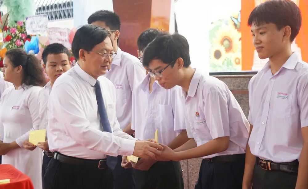 Bí thư Tỉnh ủy Hồ Quốc Dũng trao quà, học bổng cho các em học sinh trong ngày khai giảng z6978277859202_44f32b33726068c225aa05d3c7cf49c8.jpg