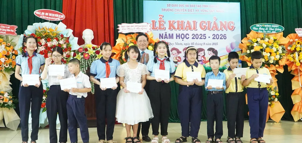 Chủ tịch UBND tỉnh Gia Lai Phạm Anh Tuấn trao quà, học bổng cho các em học sinh ở Trường chuyên biệt Hy vọng Quy Nhơn z6978281812047_8f1404e7ed4f59da270b6ee08ef9cca0.jpg