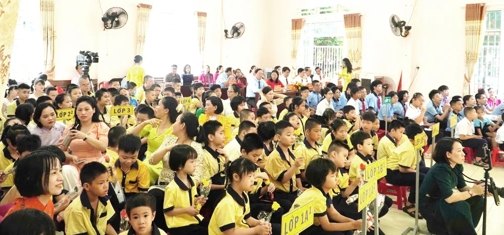 Ấm áp lễ khai giảng của các em học sinh "đặc biệt" ở Quy Nhơn z6978853176230_58d7947bf799b3996d381446007ca708.jpg