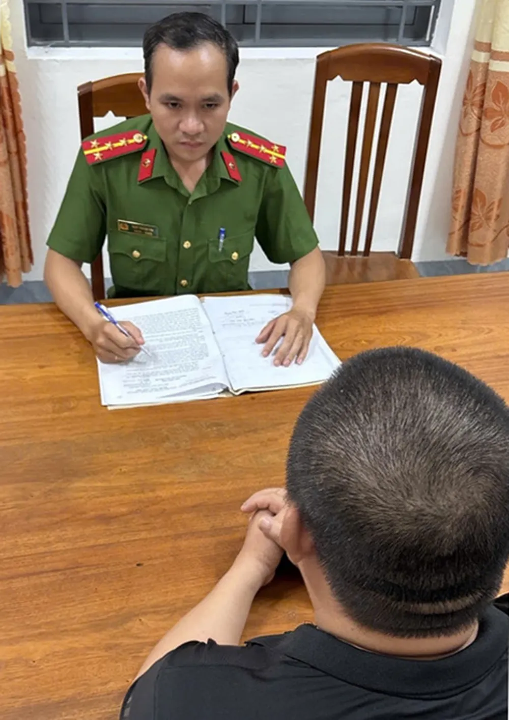 Đối tượng Tô Anh Dũng đầu thú sau 8 năm trốn truy nã. Ảnh: CACC dau thu.jpg