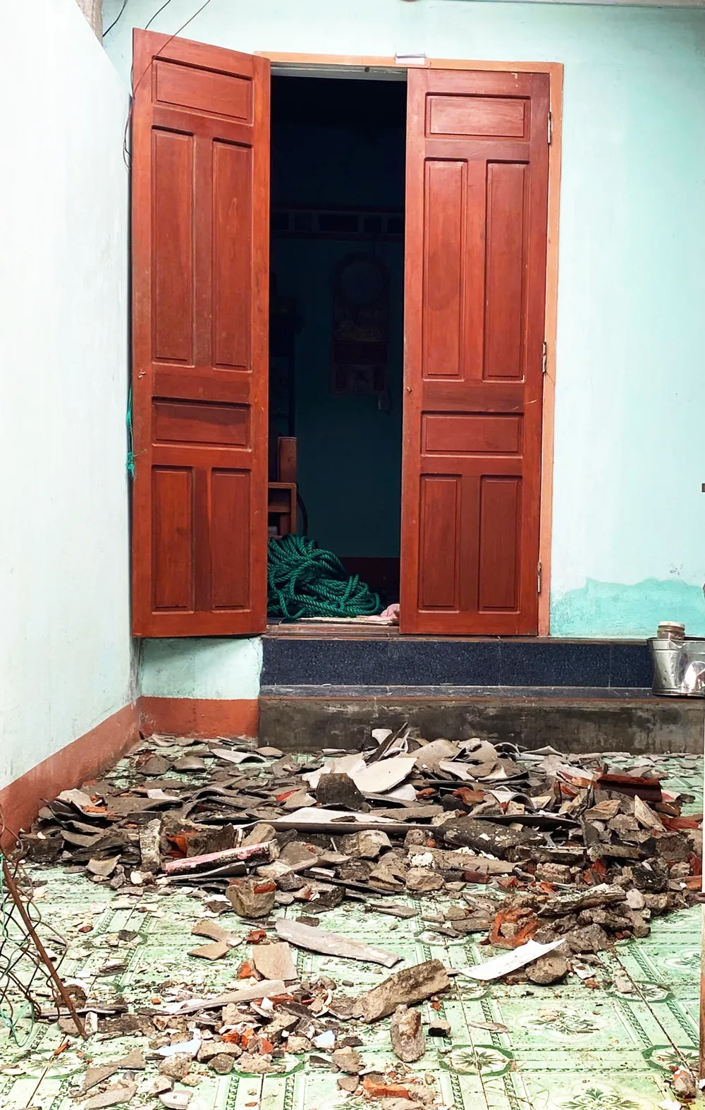 Nhiều vữa bê tông cứng, gạch bị sét đánh đổ vỡ xuống nền 542758131_122133160454920500_5922327909973645795_n.jpg