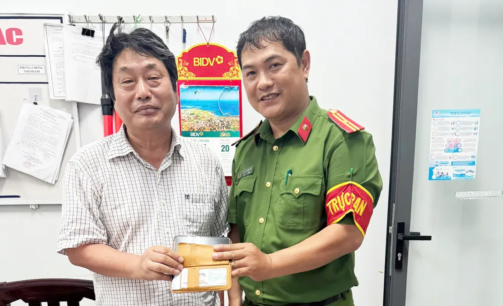 Lực lượng Công an phường Quy Nhơn Đông trao trả tài sản lại cho ông Kim Jin Hak z6985604110713_966dfe3a21281bfed4b9b2f8dc2cf4e3.jpg