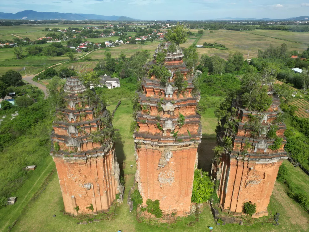 ドゥオンロン塔群(築約900年)は高くそびえ立ち、チャムの多くの建築的、芸術的、文化的価値を秘めています。 DJI_0400.jpg
