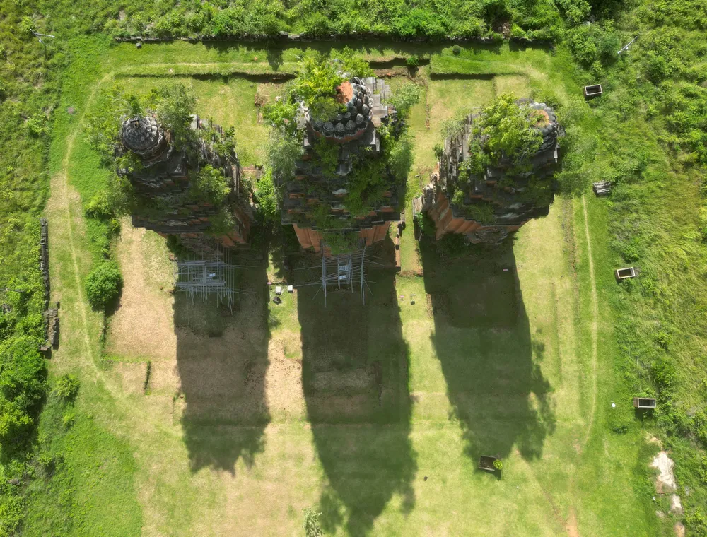 ドゥオンロン塔は、370平方メートルの敷地に建てられた中塔、南塔、北塔の3つの主塔で構成されています。この塔は、12世紀末から13世紀初頭にかけて、ジャライ省ビンアン村の高台に建設されました。 DJI_0443.jpg