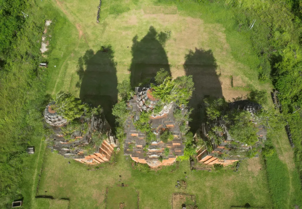 中央塔は高さ39メートルで、東南アジアで最も高いレンガ造りの塔です(ベトナム文化遺産局調べ)。南塔は高さ33メートルで、正方形の基部を持ち、各辺の長さは14メートルです。塔の壁は階段状に築かれ、滑らかで、屋根は4層構造です。北塔は高さ32メートルで、南塔と同じく、獅子や象、あぐらをかいて座る人々、踊る人々など、砂岩のモチーフで装飾されています。 DJI_0459.jpg