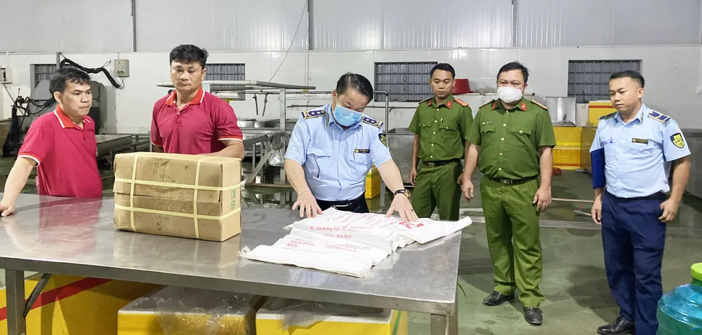 Lực lượng chức năng đang kiểm tra tại hiện trường trước đó. Ảnh: XUÂN HUYÊN 8 (3).jpg