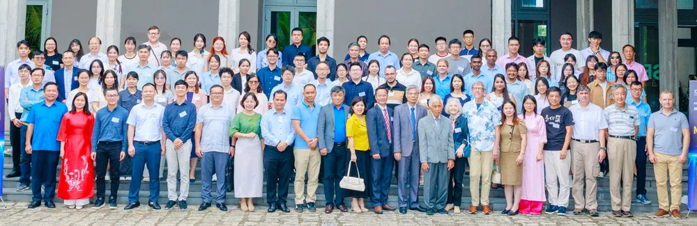 Các nhà khoa học trong nước và thế giới giao lưu, chụp ảnh lưu niệm. Ảnh: TRUNG NHÂN z7020734075848_f47b3d4bd3294c1201ea71baeeae60f7.jpg