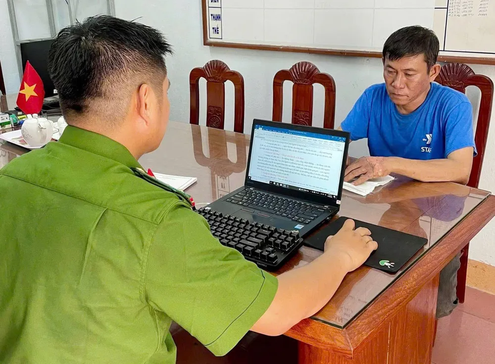 Lực lượng chức năng đang làm việc với đối tượng Đ.V.K. Ảnh: Công an cung cấp z7021376504895_99b884a8a9dc53f965c027d4cff845ff.jpg