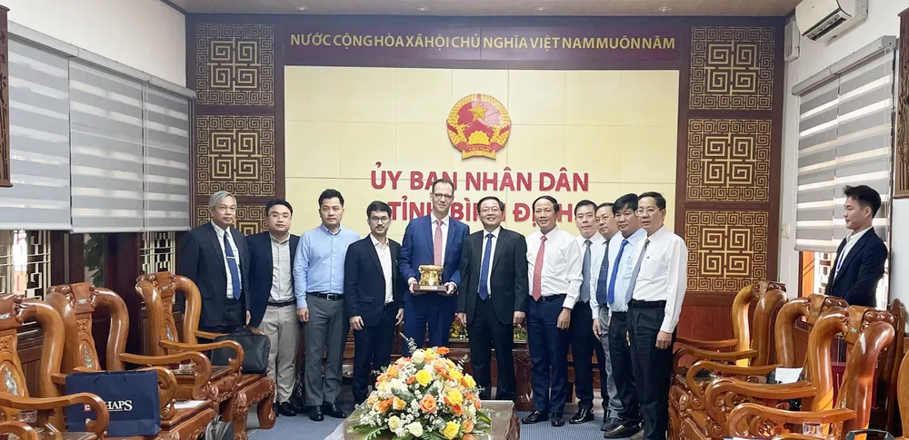 Tỷ phú Cyril Dissescou gặp gỡ các lãnh đạo tỉnh Bình Định (nay là tỉnh Gia Lai) hồi cuối tháng 3-2024 z5298349226214-2bfe96452d3c1ebd5d6478348e7bb5fa-6131.jpg