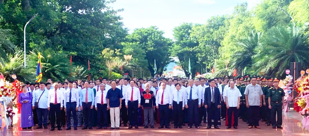 Các đồng chí lãnh đạo tỉnh Gia Lai tri ân, tưởng niệm dưới tượng đài Hoàng đế Quang Trung z7030698037090_322cc7efa28ced73ecb668db9ec3b35a.jpg