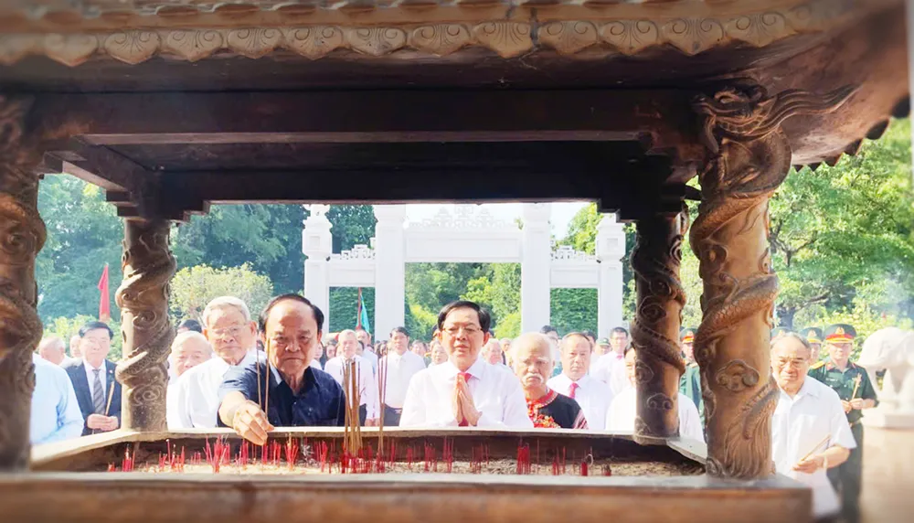 Các đồng chí lãnh đạo, nguyên lãnh đạo tỉnh Gia Lai dâng hương tưởng niệm Hoàng đế Quang Trung z7030698072126_f7adf3422b9b88216d577684353d606b.jpg