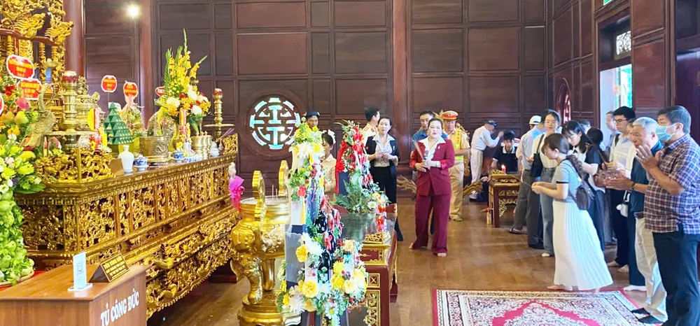 Người dân, cán bộ dâng hương tưởng nhớ vua Quang Trung z7030699703404_c13e65a4e0235b02f449bb55f6796123.jpg