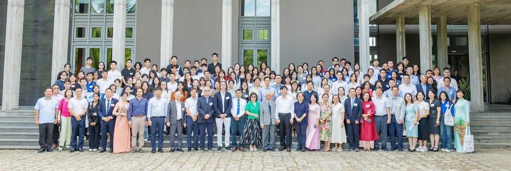 Các giáo sư, đại biểu, nhà khoa học giao lưu, chụp hình lưu niệm tại sự kiện. Ảnh: TRUNG NHÂN 12.jpg