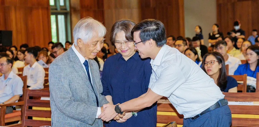 Giáo sư Trần Thanh Vân, Chủ tịch Hội Khoa học Gặp gỡ Việt Nam (trái) thăm hỏi các nhà sinh học tại hội nghị. Ảnh: TRUNG NHÂN z7044585170629_97546aaf681538ae33aacad580b4dddc.jpg