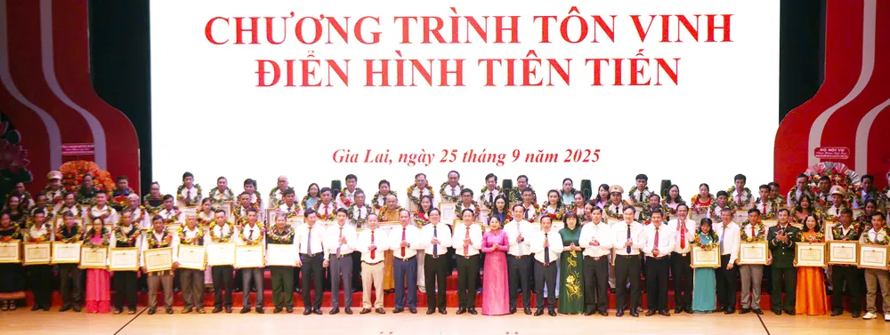 Đại hội tôn vinh 600 tập thể, cá nhân điển hình tiên tiến trên nhiều lĩnh vực z7048567418261_d9f05a46e96d7a95a05574a9f3ad4082.jpg