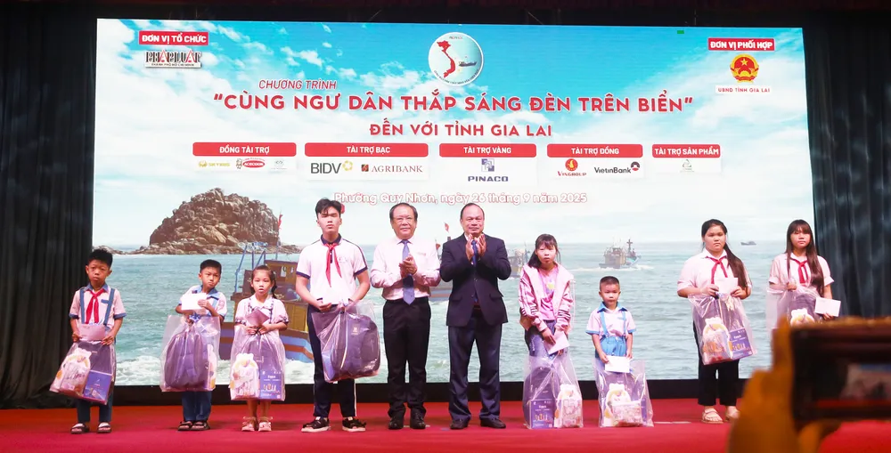 Lãnh đạo UBND tỉnh Gia Lai cùng Tổng Biên tập Báo Pháp Luật TPHCM trao quà cho các học sinh con các ngư dân tại Gia Lai IMG_5776.JPG