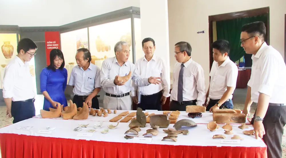 Các chuyên gia đang trao đổi, làm rõ về hiện vật ngói sừng bò tìm thấy ở tháp Phú Ân IMG_5829.JPG