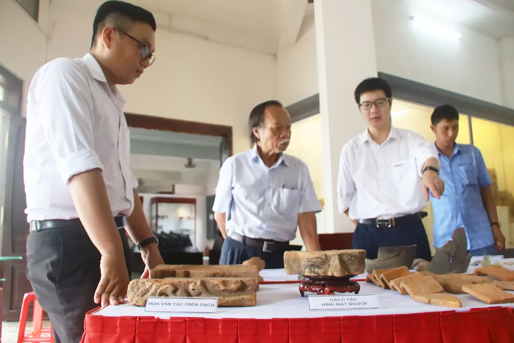 Các chuyên gia trao đổi, làm rõ một số hiện vật tìm thấy từ phế tích Phú Ân IMG_5894.JPG