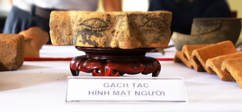 Gạch tạc hình mặt người độc đáo được tìm thấy tại phế tích tháp Chăm Phú Ân IMG_5896.JPG
