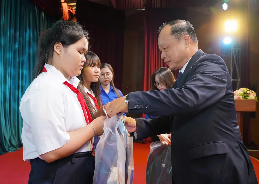 Lãnh đạo tỉnh Gia Lai trao quà cho con ngư dân vượt khó học giỏi z7051477484950_5b996d451c19310d198ade75a7acd466.jpg