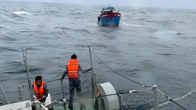 Lực lượng chức năng đang cứu hộ tàu cá ngư dân Nam Trung bộ bị nạn trên biển (ảnh tư liệu) 133-764-7593-839.jpg
