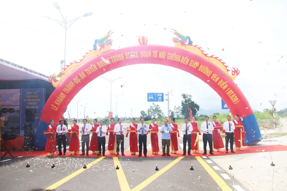 Các đại biểu cắt băng khánh thành dự án tránh ĐT.633 đoạn từ Núi Ghềnh đến giáp đường ven biển ĐT.639 2.jpg