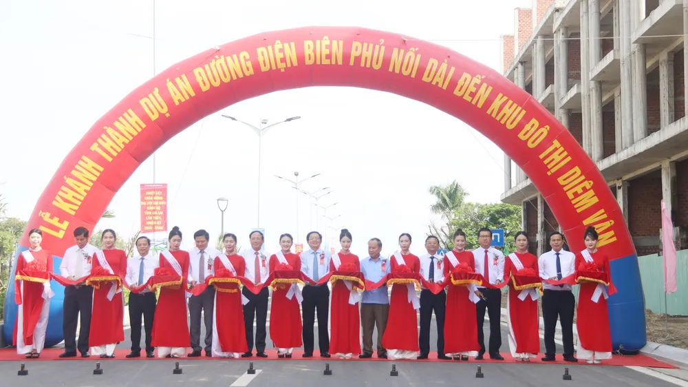 Các đại biểu cắt băng khánh thành dự án đường kết nối Điện Biên Phủ nối dài đến Khu đô thị Diêm Vân 4.jpg