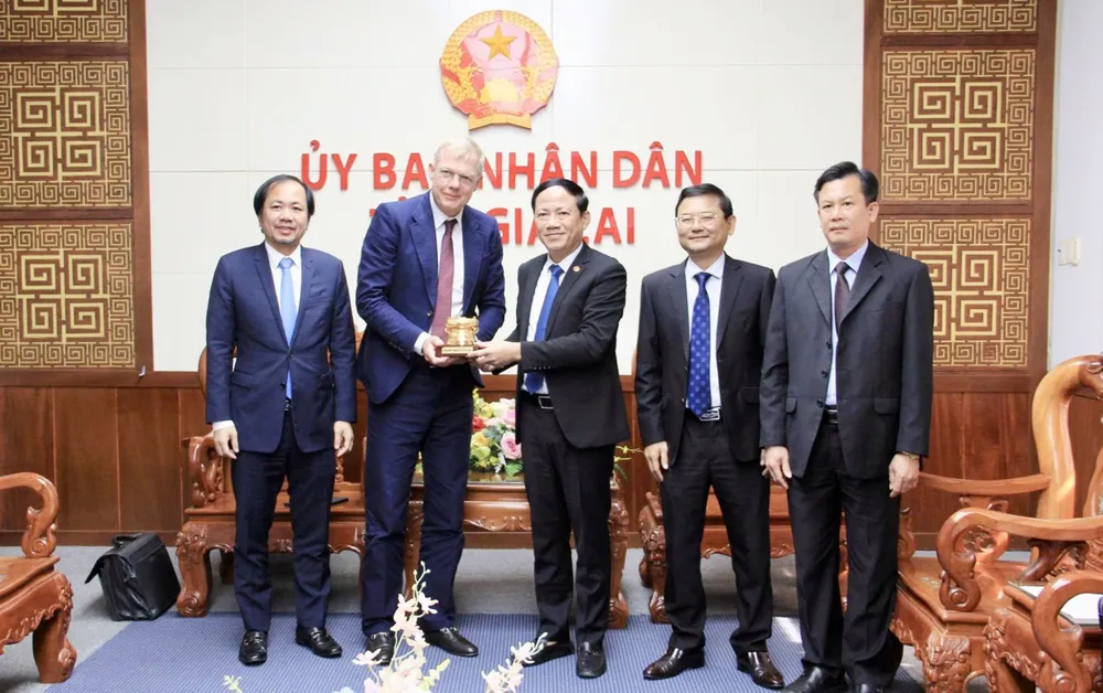 Các lãnh đạo UBND tỉnh Gia Lai gặp gỡ các nhà đầu tư ở Hà Lan hồi cuối tháng 8-2025. Ảnh: THÙY TRANG z6952783775031_60f0ba73c8d2e48feb722930297e533a.jpg