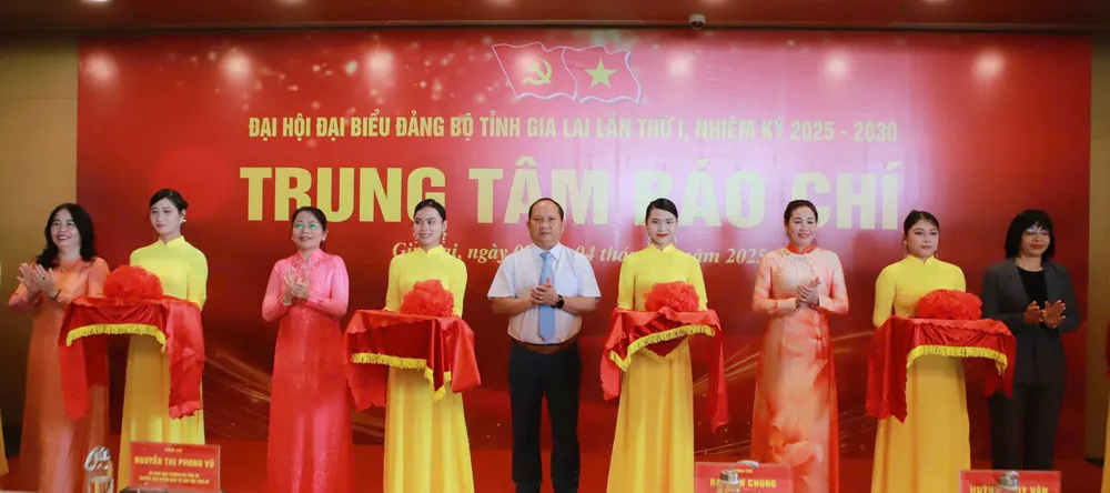 Khai mạc Trung tâm Báo chí phục vụ Đại hội Đảng bộ tỉnh Gia Lai z7068807052270_73ccad89fbe1d8341112f9035039bbd6.jpg